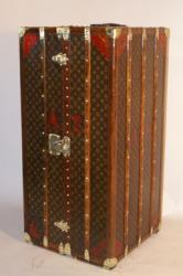 malle_armoire_wardrobe_fer_vert__louis_vuitton.jpg