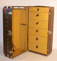 malle_armoire_wardrobe_ouverte__louis_vuitton.jpg