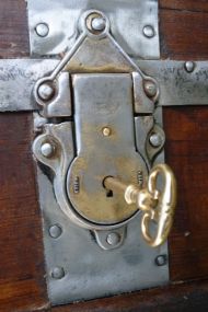 Malle_cabine_USA__plate_details