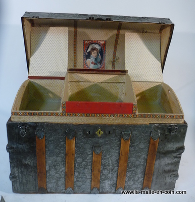 Malle Bombée Ancienne Pour Poupée – Bois, France, Années 1900, 35x24x28 Cm