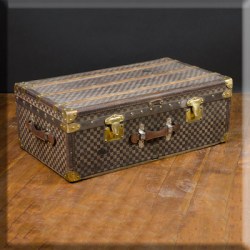 Louis Vuitton Malle Courier trunk in wood covered with D…