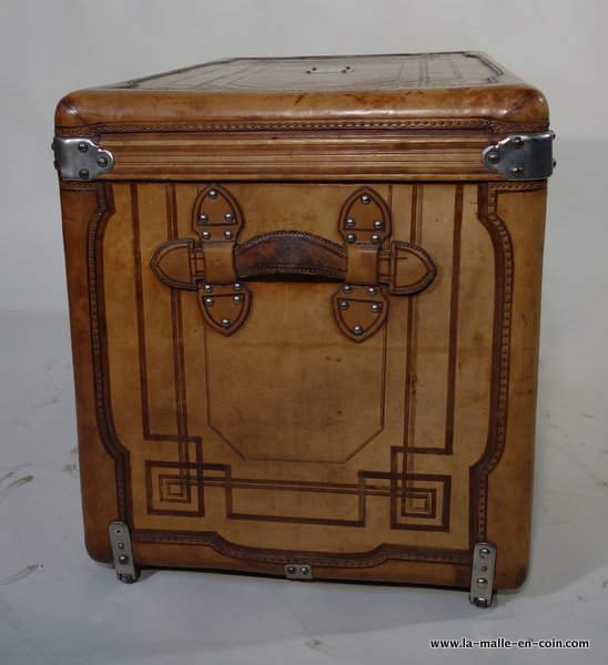 Malle courrer cur Cur naturel de vache | Hope chest, Storage chest