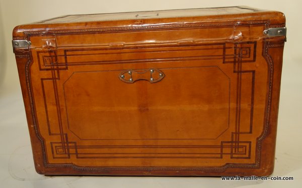Malle courrier monogrammée Louis Vuitton