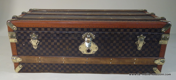 R1961 Malle damier cabine anonyme