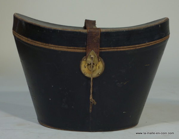 R321 malle à chapeau toilée noire sangle et sa clé