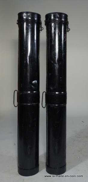R1572 Black painted iron scroll cases