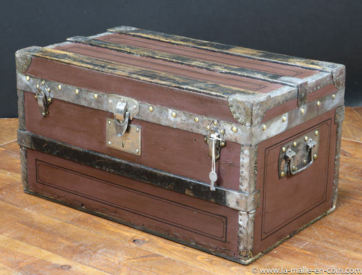 R2226 Flat-topped trunk with key.