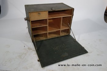 R1570 Desk trunk with its key