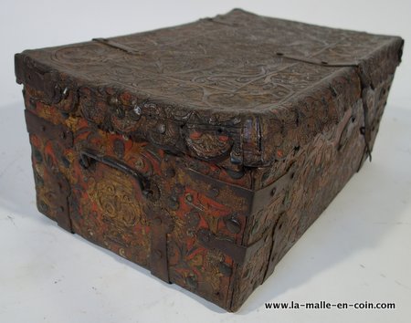 R1519 Malle en cuir repoussé avec polychromie