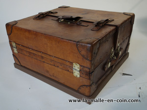 R1683 Leather trunk for coffee table