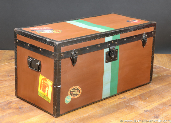R2353 Brown flat-topped trunk