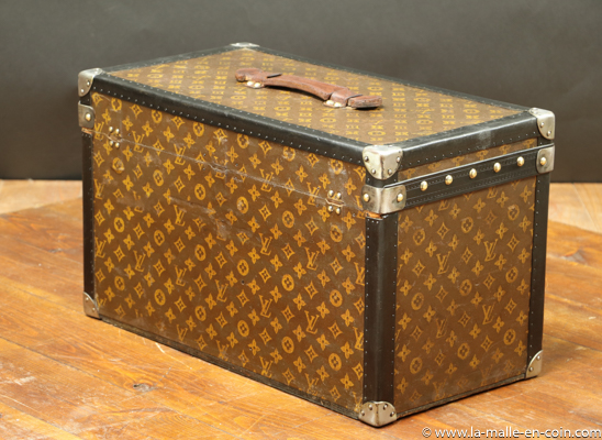 Malle Louis Vuitton monogram faite pour le rangement d'outillage automobile