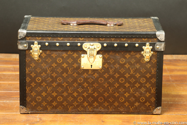 Malle Louis Vuitton monogram faite pour le rangement d'outillage automobile