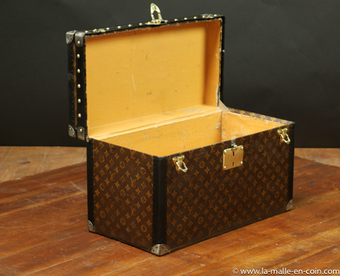 Malle Louis Vuitton monogram faite pour le rangement d'outillage automobile