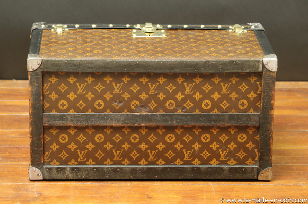 Malle Louis Vuitton monogram faite pour le rangement d'outillage automobile