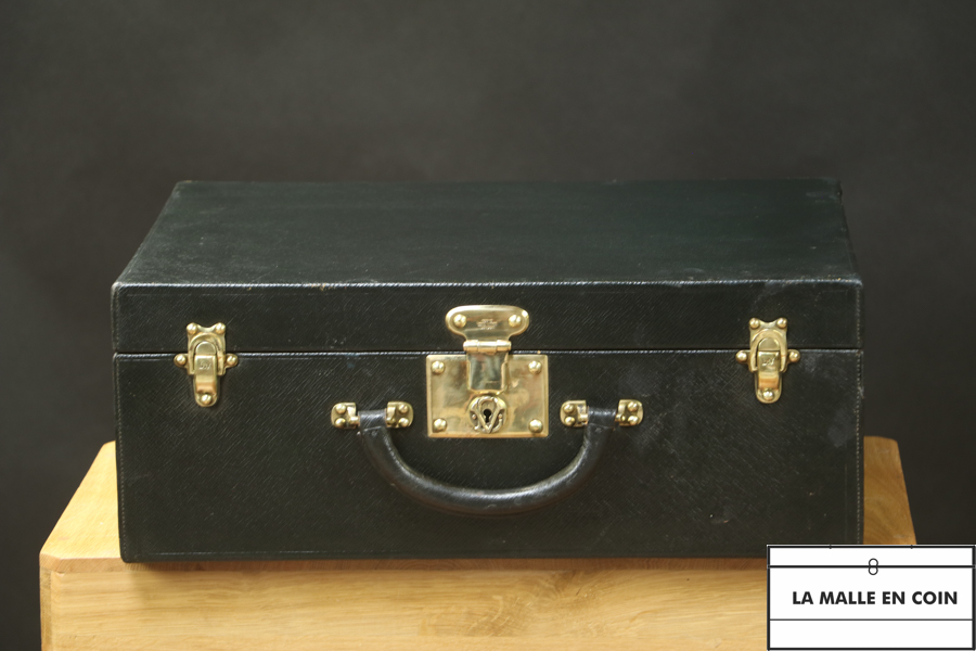 This leather suitcase from the Louis Vuitton brand is very refined