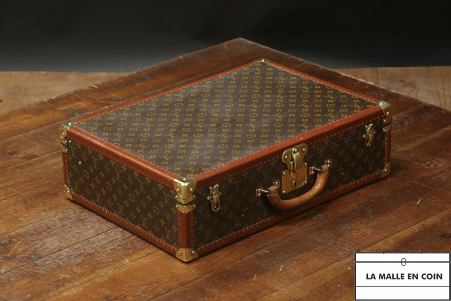 Valise monogrammée de la marque Louis Vuitton