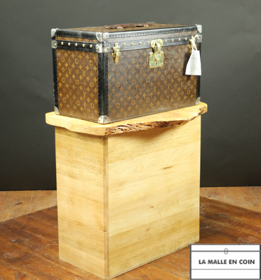 Malle Louis Vuitton monogram faite pour le rangement d'outillage automobile