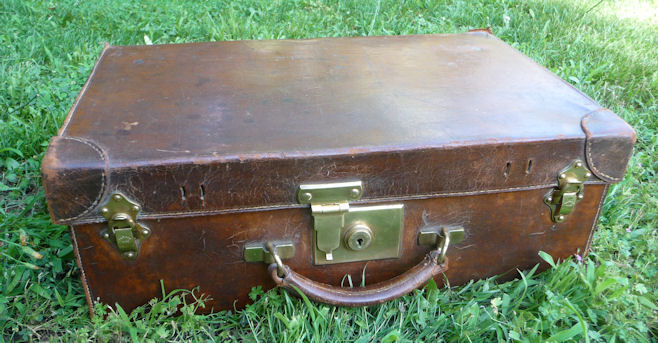 VALISE roulante en goyardine et cuir noir, porte-adresse…