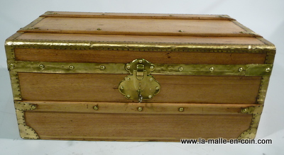 R1101 Camphor wood trunk from the Navy with key