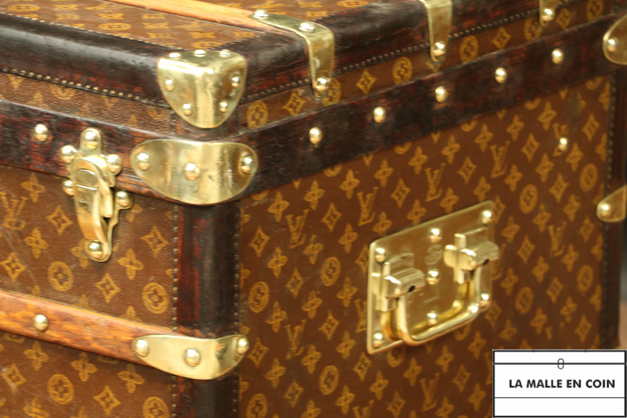 At Auction: LOUIS VUITTON STEAMER TRUNK, 165583