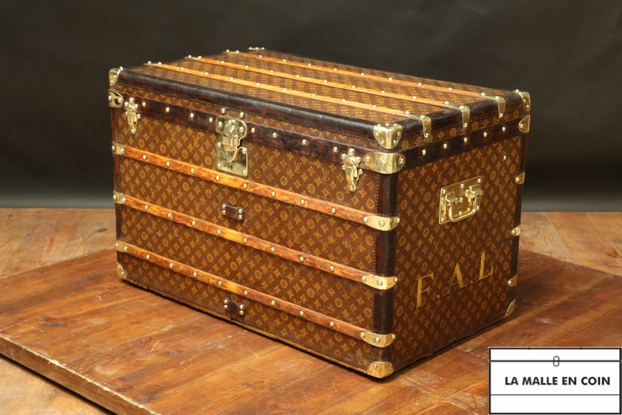 At Auction: LOUIS VUITTON STEAMER TRUNK, 165583