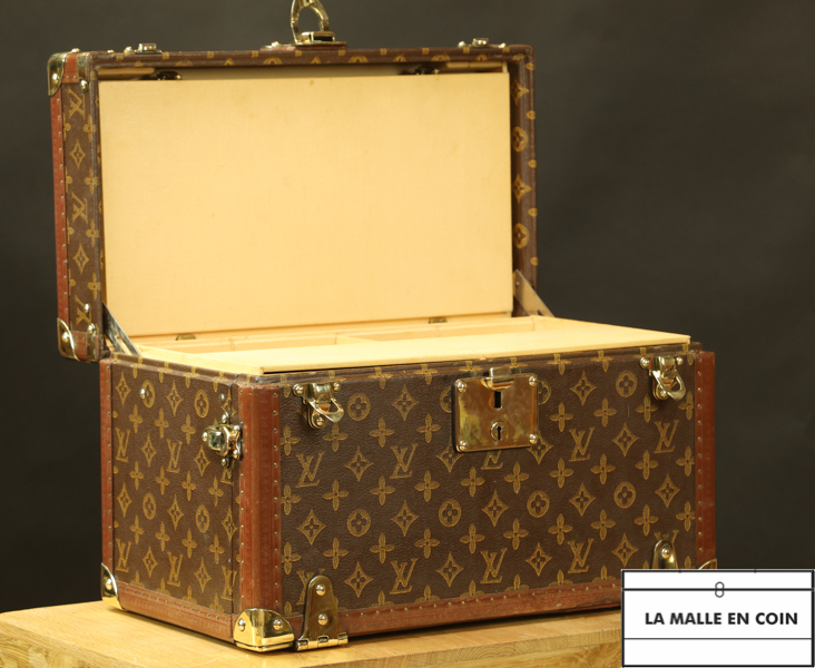 Louis #Vuitton #Storefront www.frenchriviera.com Suitcase dresser