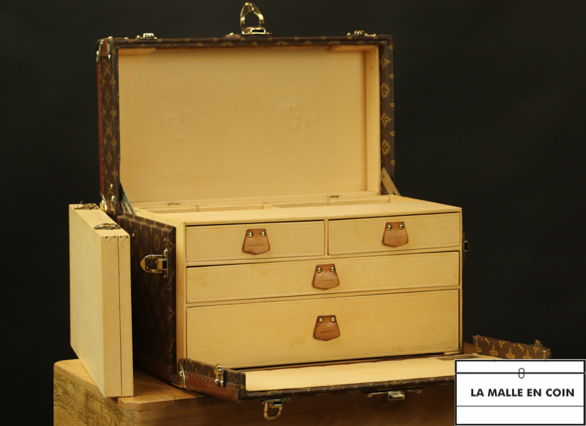 Louis #Vuitton #Storefront www.frenchriviera.com Suitcase dresser