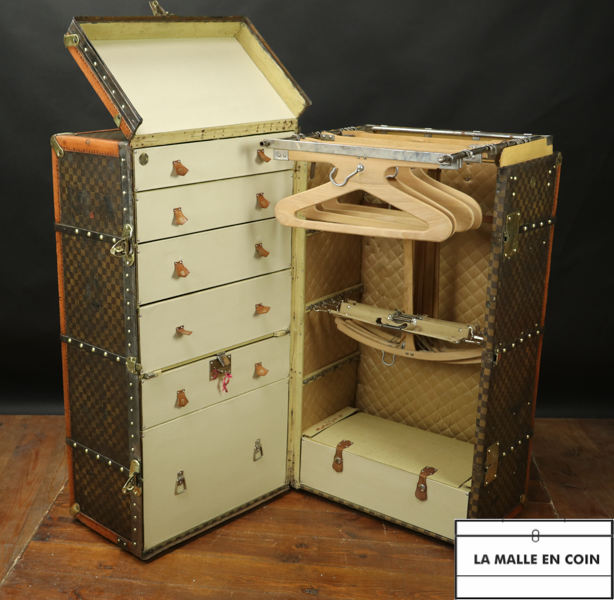 Beautiful Wardrobe wardrobe trunk from the Moynat brand, Paris