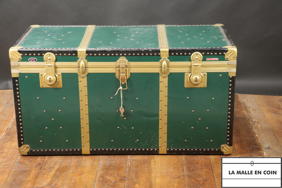 Flat trunk in wood and green metal
