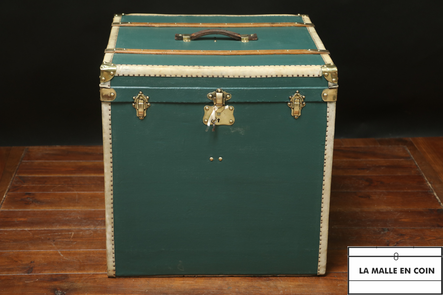 Green women's hat trunk with key