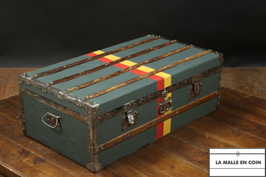 Flat green cabin trunk with stable bands