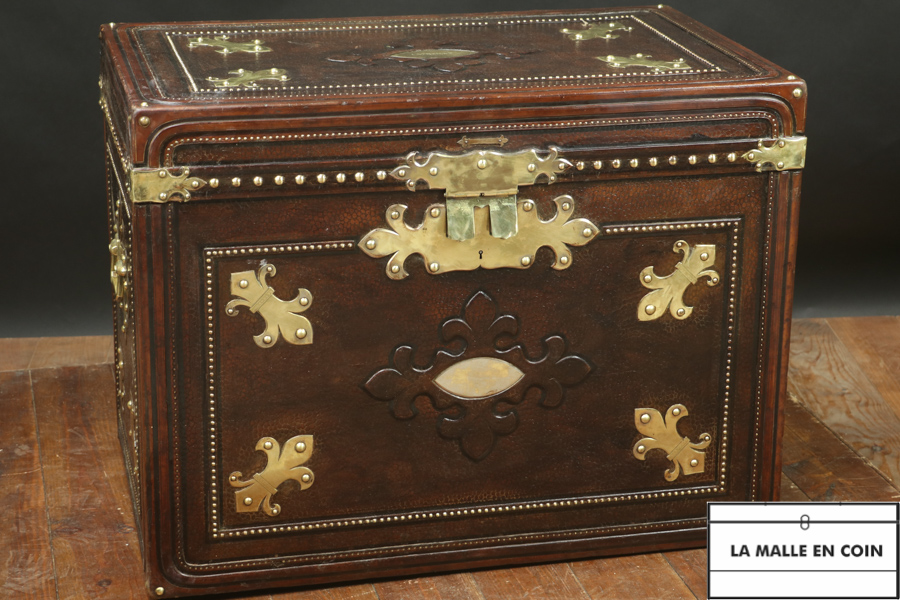 All-leather flat trunk, with Lys flower decoration 