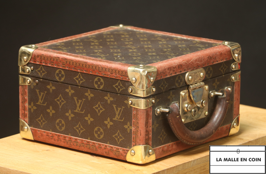 Monogrammed briefcase from the luxury brand Louis Vuittonxe Louis Vuitton 