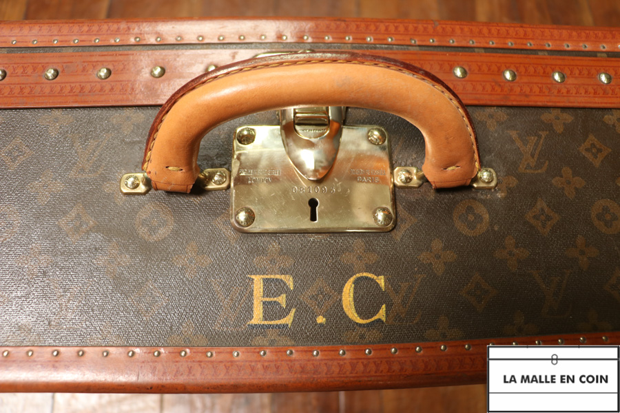 Valise monogrammée de la marque Louis Vuitton