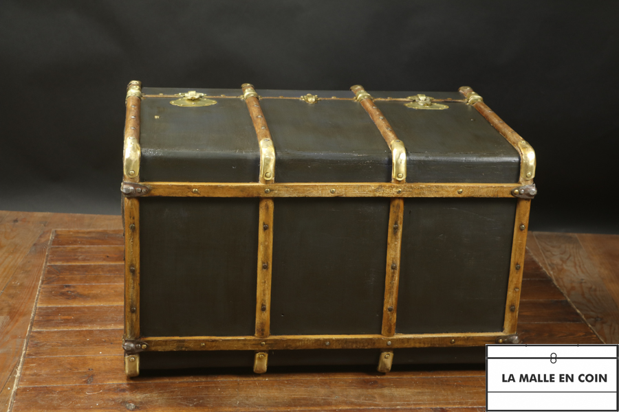 Curved trunks : R1887 Metal coated steamer trunk