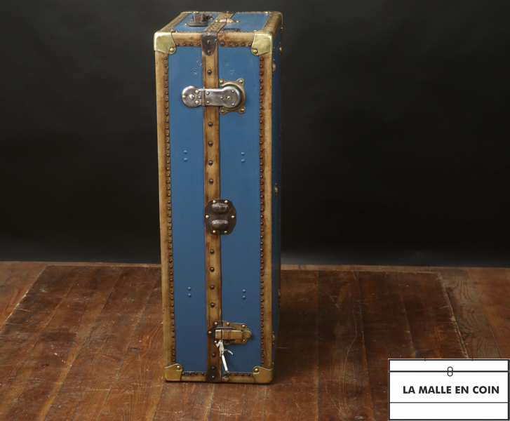 Double blue wardrobe trunk with key 