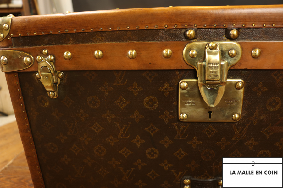 Superb hat trunk from the luxury brand Louis Vuitton