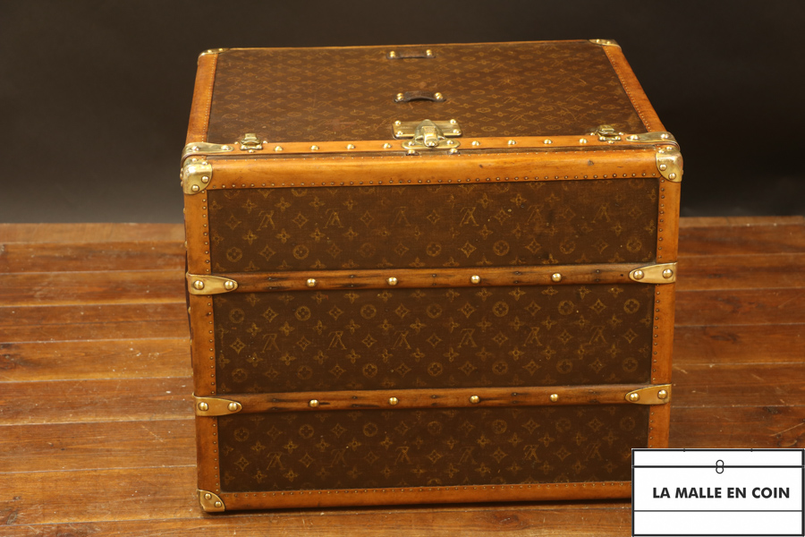 Superb hat trunk from the luxury brand Louis Vuitton