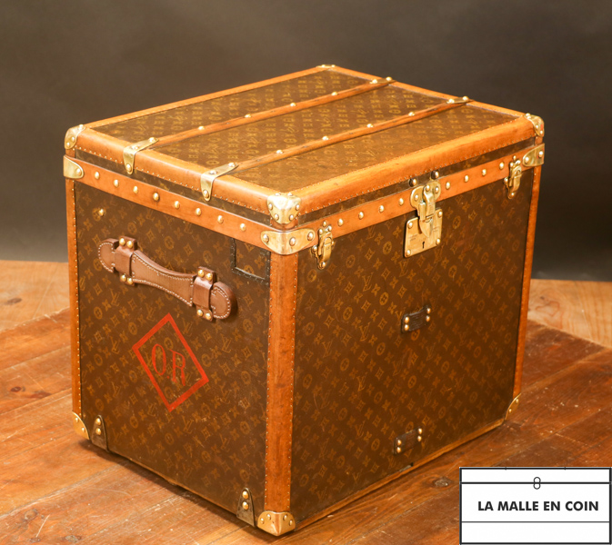 Superb hat trunk from the luxury brand Louis Vuitton