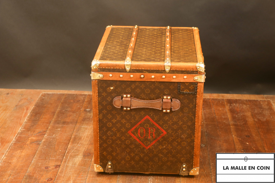 Superb hat trunk from the luxury brand Louis Vuitton