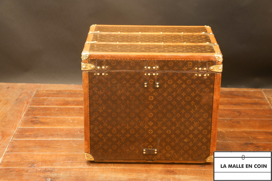 Superb hat trunk from the luxury brand Louis Vuitton