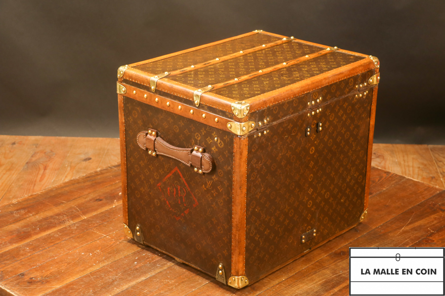 Superb hat trunk from the luxury brand Louis Vuitton