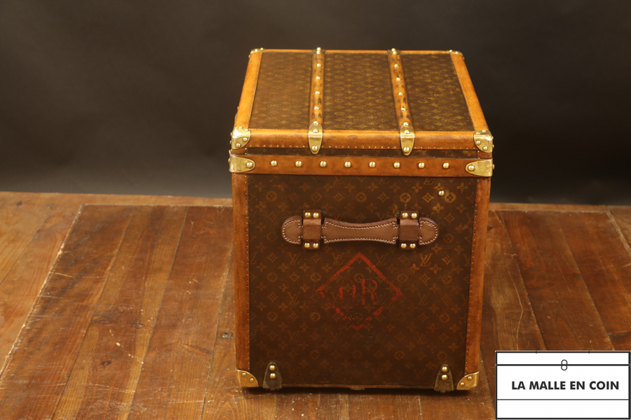 The trunk and the bag trolley” Louis Vuitton dome, Louis Vuitton