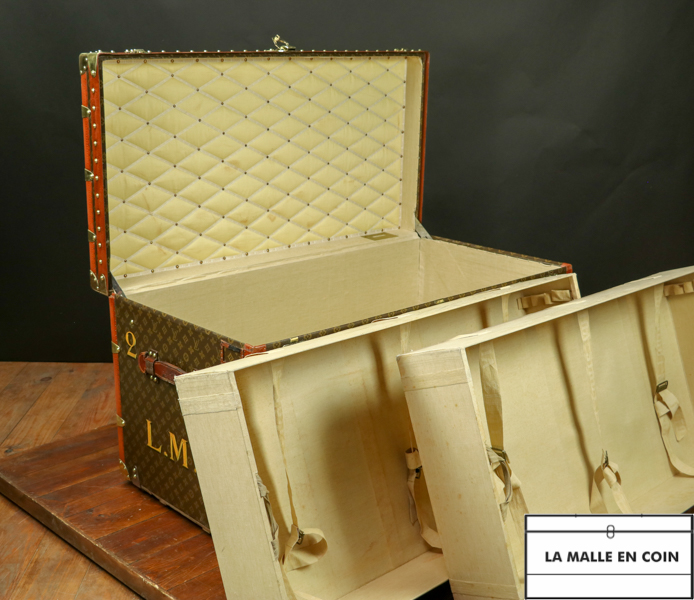 Sold luggages : R2689 Malle Louis Vuitton monogram courrier 110