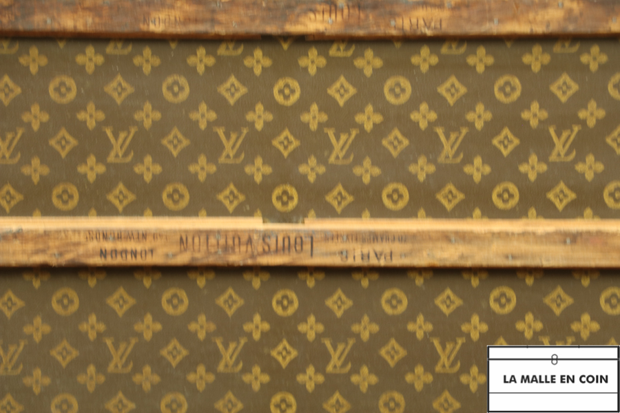 Sold luggages : R2689 Malle Louis Vuitton monogram courrier 110