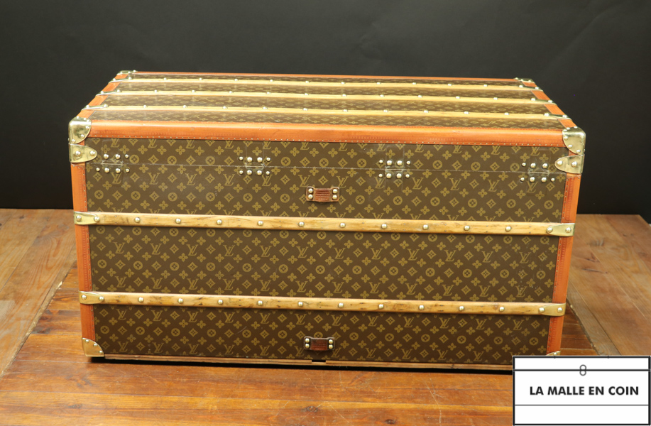 Sold luggages : R2689 Malle Louis Vuitton monogram courrier 110