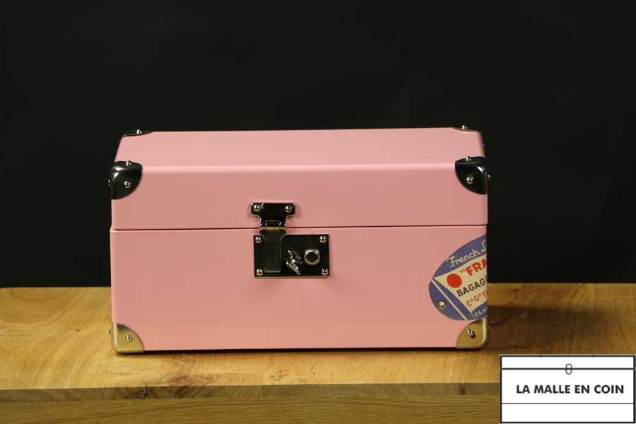 Pink lacquered jewelry trunk, doll trunk with its key R2778 
