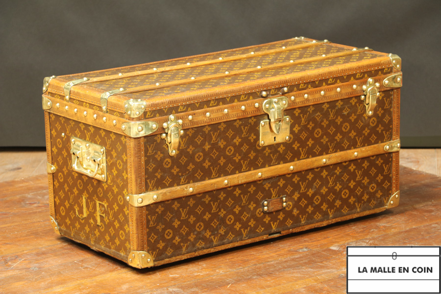 Sold luggages : Shoes monogrammed Louis Vuitton trunk DV25