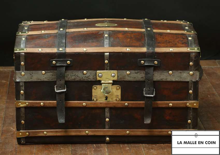 R3423  Malle bombé cuir  fin 19 eme 